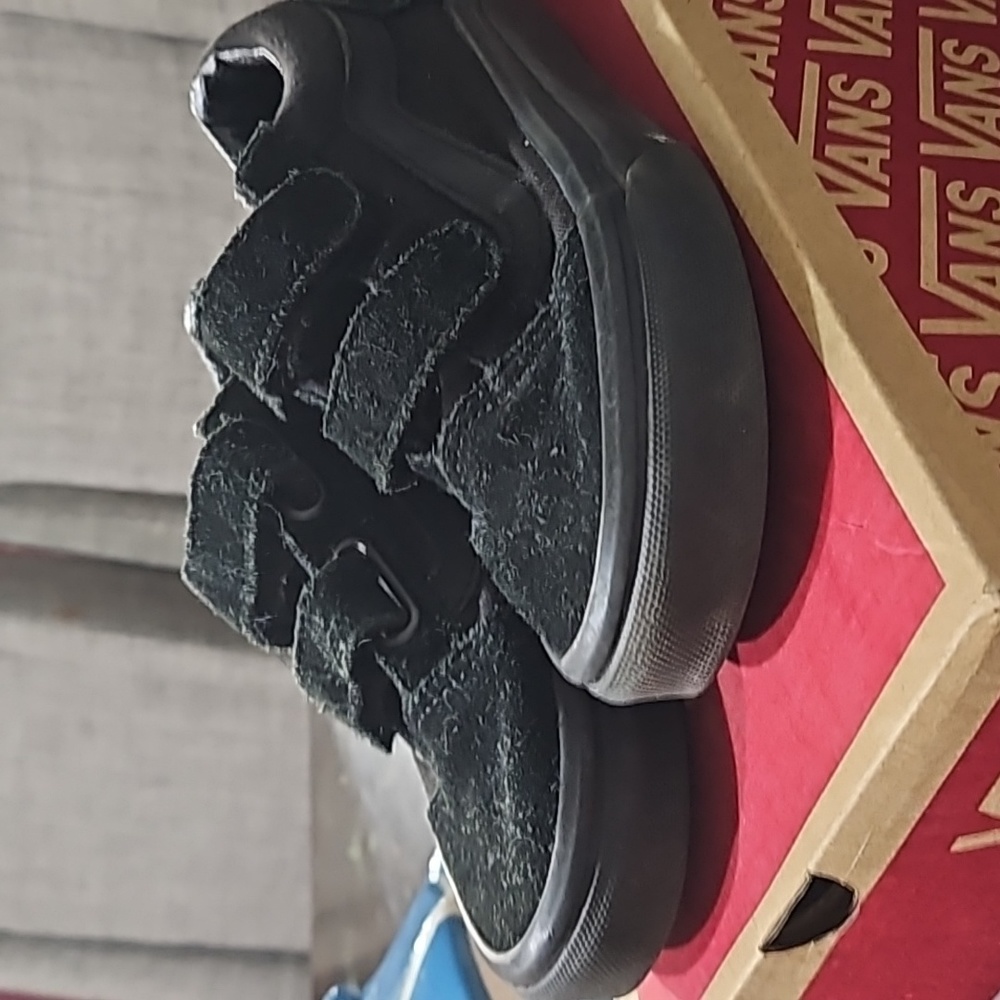 Old Skool V Van's black size 12c gently used with straps sneaker